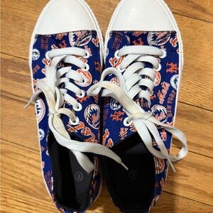 Woman’s Size 8 Foco Met Logo Sneakers